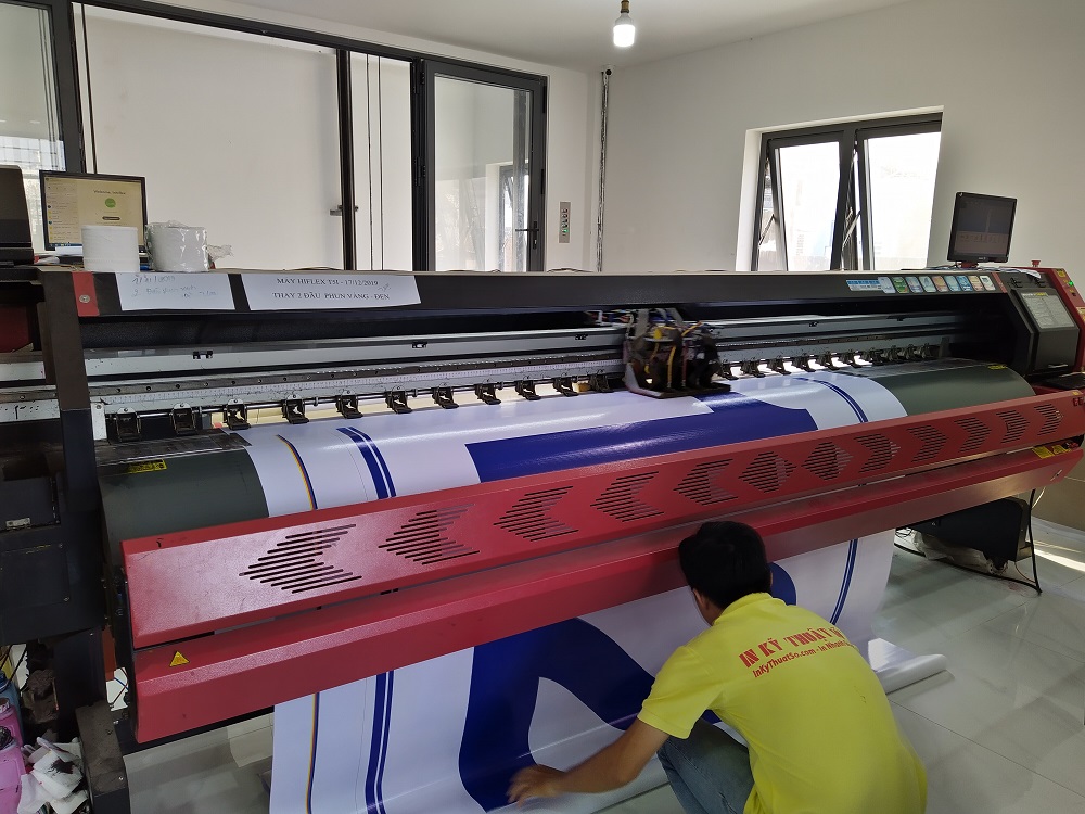 Nhân viên vận hành máy in mực dầu